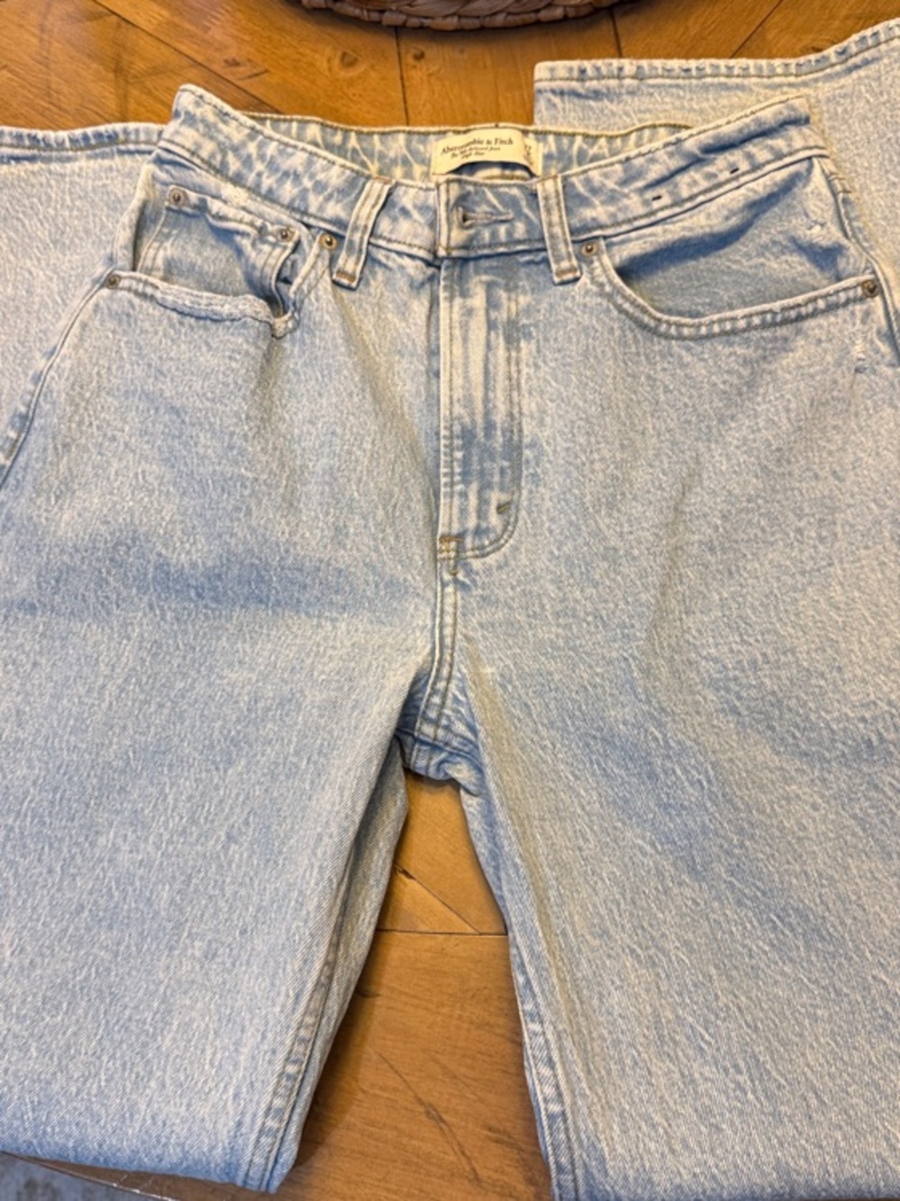 Abercrombie & Fitch Light Wash 90s jeans